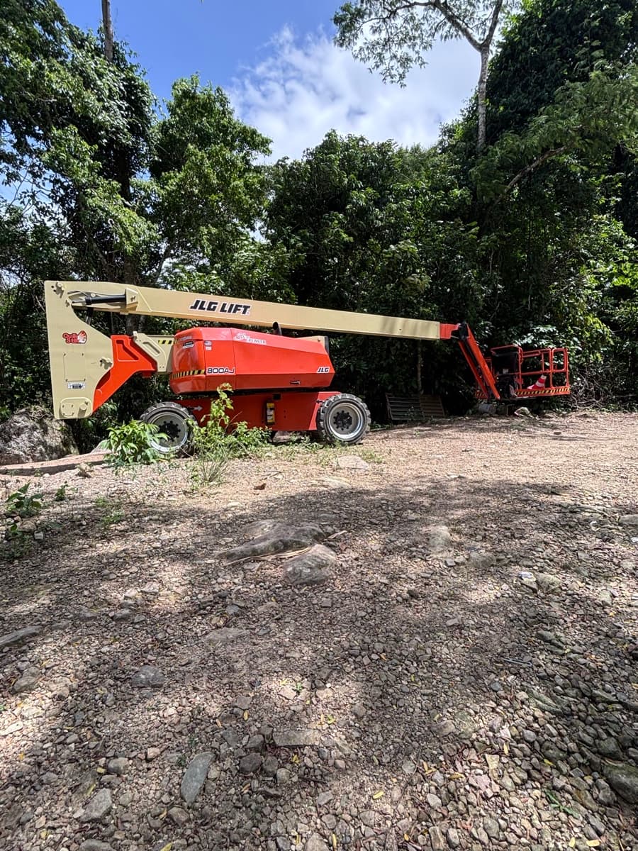 Manlift de brazo articulado para trabajo seguro en altura.