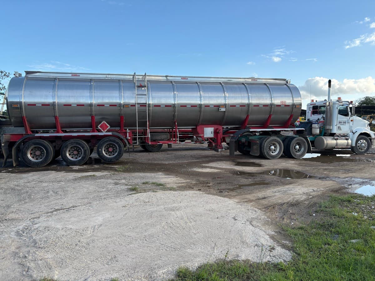 Mula tanque para transporte especializado de líquidos.